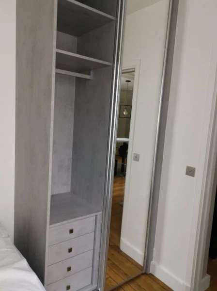 Petit aménagement dans une très petite chambre à Paris